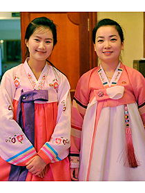 餐厅内身穿朝鲜民族服