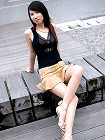 黑衫黄裙YOYO模特小姐外景拍摄写真
